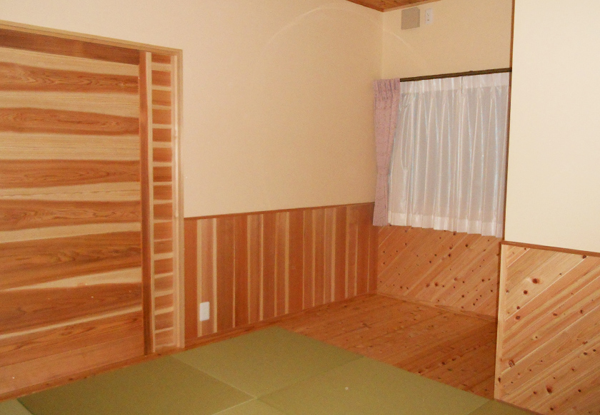 畳の部屋:床は琉球畳風。珪藻土仕上げ