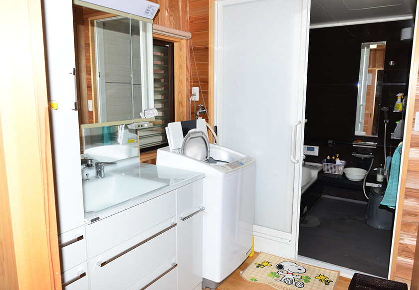 脱衣室から浴室を見る:床は槇材。壁、天井は杉材
